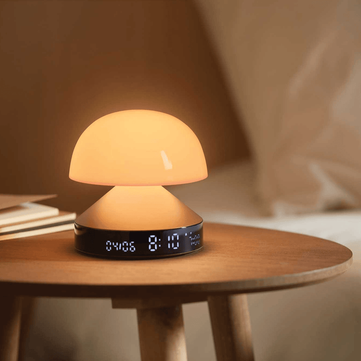 Lexon Bronz Mina Sunrise Alarm Saatli Gün Işığı Simulatörü & Aydınlatma Açıklama Mina Sunrise, gün doğumu ve gün batımı efektlerine, çalar saate ve çok renkli aydınlatmaya sahip 3'ü 1 arada bir lambadır. Doğal seslerle birleştirilmiş aşamalı gün ışığı sim
