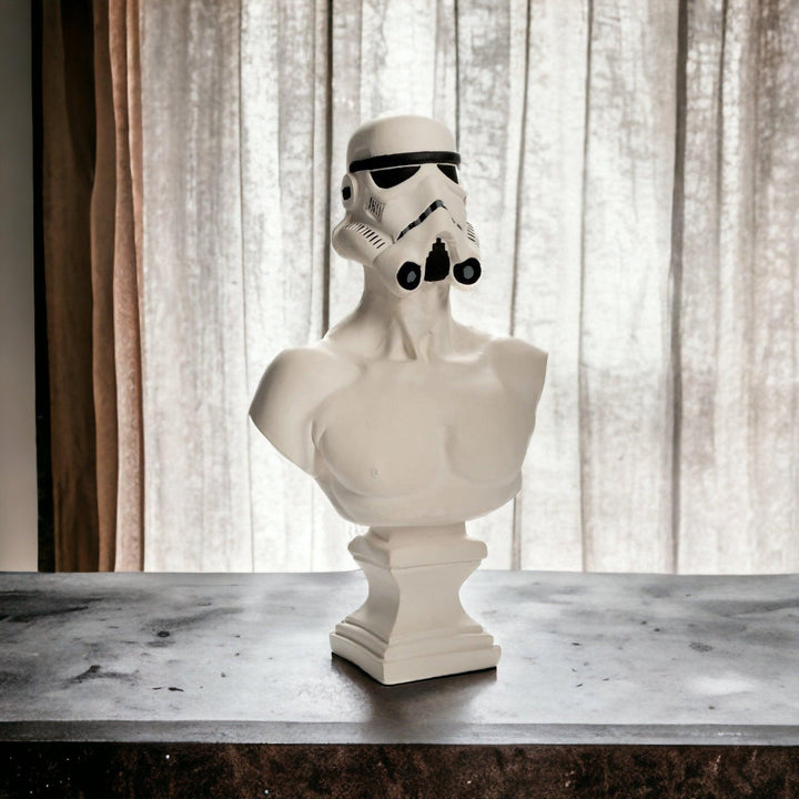 Design White Stormtrooper Tamamı el yapımı heykel, alçı malzemeden, akrilik boya ile dekorlama yapılmıştır. Ev ve ofis dekorasyonunda heykeller mekanlarınızı süslemeye devam ediyor. Heykeller her dönemde ev ve ofis dekorasyonunda kullanılan bir obje olara