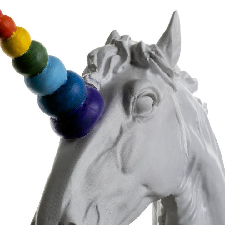 Design Unicorn Horse Color Tasarım Hikayesi: Tek boynuzlu at, alnından çıkıntı yapan tek bir büyük, sivri, spiral boynuzlu bir canavar olarak antik çağlardan beri tarif edilen efsanevi bir yaratıktır. Bu parça, ikonik bir gökkuşağıyla antik çağa modernist