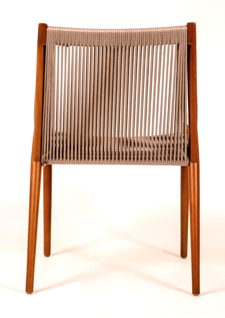 Light Sandalye Goods İstanbul'un tasarım koltuklarla yaşam alanlarınıza tasarım ve konforu bir arada getiriyor. Malzeme: Kayın ağacı, el örgüsü hazeran kullanılmıştır. Boyutlar: 61 cm genişlik x 68 cm derinlik ,yükseklik 73 cm, oturum yüksekliği 45 cm Tes