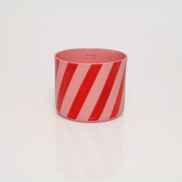 “Spiral”Red on Pink Midi El yapımı bardak “Fransız Limoges” porseleninden 1250 derecede pişirilerek üretilmektedir. Kahve içmek, su içmek veya şarap içmek gibi keyifli aktivitelerde kullanılmak için sevgiyle üretildi. Bulaşık makinesinde yıkanabilir. Gıda