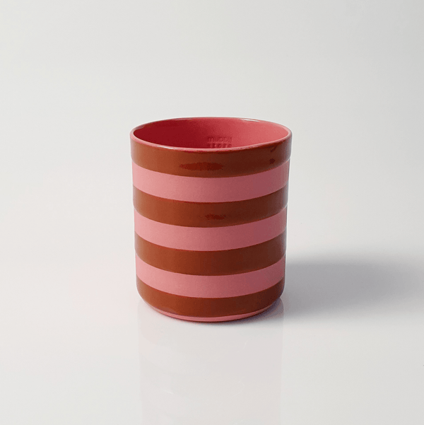 “Striped”Crimson on Pink Maxi El yapımı bardak “Fransız Limoges” porseleninden 1250 derecede pişirilerek üretilmektedir. Kahve içmek, su içmek veya şarap içmek gibi keyifli aktivitelerde kullanılmak için sevgiyle üretildi. Bulaşık makinesinde yıkanabilir.