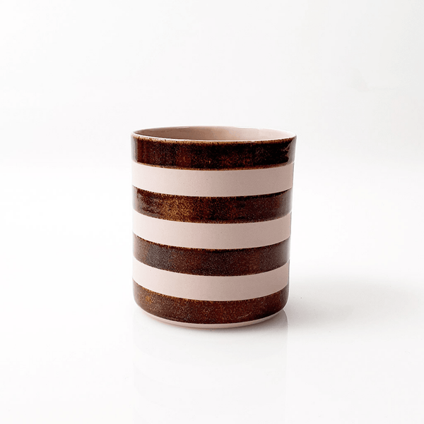 “Striped”Fools Gold on Beige Maxi El yapımı bardak “Fransız Limoges” porseleninden 1250 derecede pişirilerek üretilmektedir. Kahve içmek, su içmek veya şarap içmek gibi keyifli aktivitelerde kullanılmak için sevgiyle üretildi. Bulaşık makinesinde yıkanabi