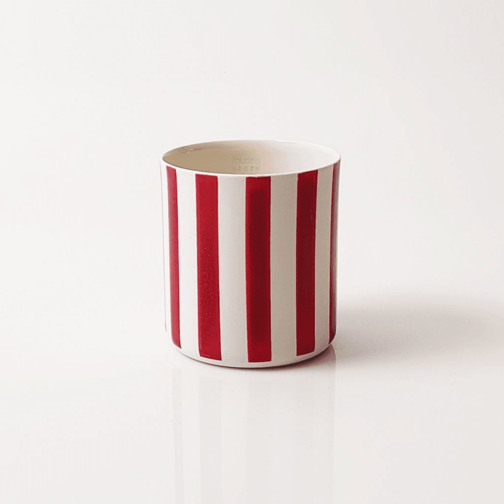 “Striped”Red on White Maxi El yapımı bardak “Fransız Limoges” porseleninden 1250 derecede pişirilerek üretilmektedir. Kahve içmek, su içmek veya şarap içmek gibi keyifli aktivitelerde kullanılmak için sevgiyle üretildi. Bulaşık makinesinde yıkanabilir. Gı