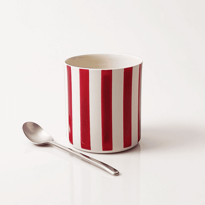 “Striped”Red on White Maxi El yapımı bardak “Fransız Limoges” porseleninden 1250 derecede pişirilerek üretilmektedir. Kahve içmek, su içmek veya şarap içmek gibi keyifli aktivitelerde kullanılmak için sevgiyle üretildi. Bulaşık makinesinde yıkanabilir. Gı